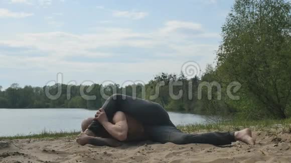柔软的瑜伽体在沙球中扭曲视频的预览图