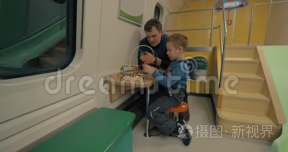 父亲和孩子在火车上玩耍视频