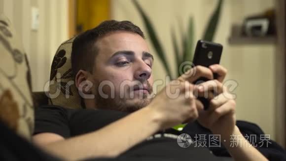 中型男子在床上用手机写短信视频