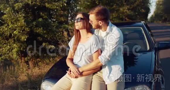 幸福的夫妻坐在车上日落视频