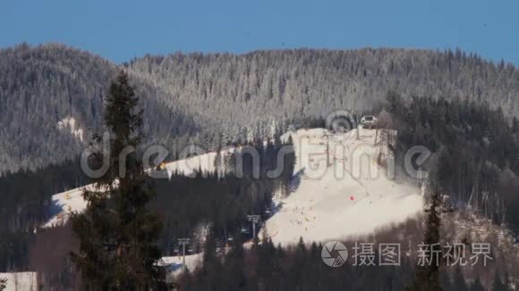 滑雪从远处跑视频