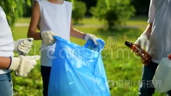 友好的小生态学家在公园里打扫卫生的时候一起工作