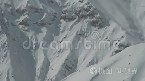 直升机在雪山的背景下飞行视频