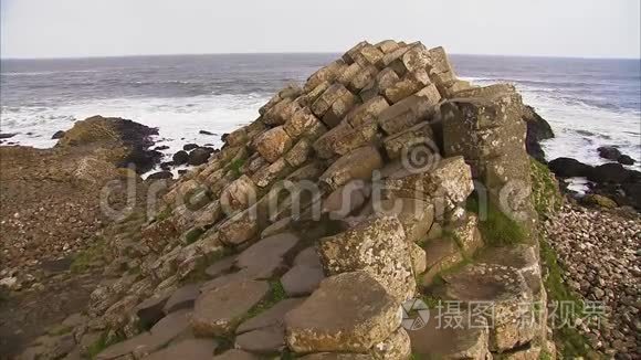 在海岸附近有花纹的岩石视频