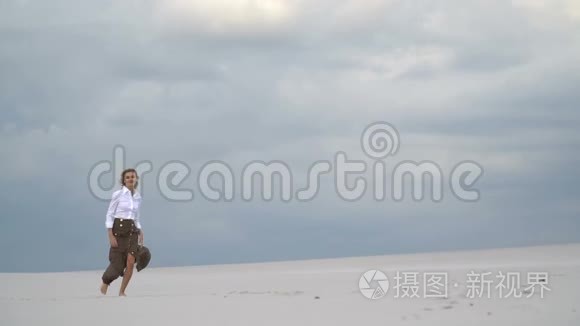 金发女郎正沿着沙滩奔跑视频