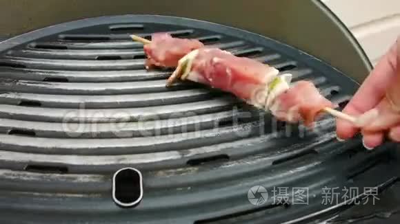 火鸡肉串放在烤架上视频