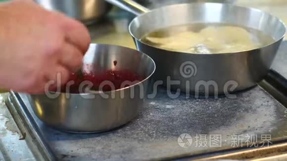 一名专业厨师用不锈钢在餐厅的厨房准备食物。 筹备工作