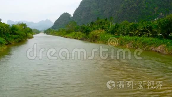 高峻的喀斯特山脚下宽浅的河景