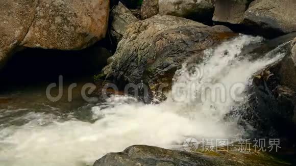 充满岩石的神奇河流。 快速岩石清晰的水晶流与急流。 蒸汽与级联。 溅落的水花..