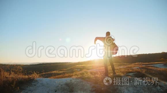 男子剪影成功手扶游客徒步旅行探险登山者日落爬山