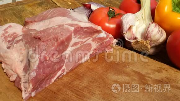 生肉牛排是从一大块猪肉或牛肉中在木切割板上切出来的。