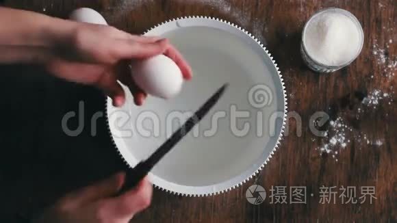 厨师把鸡蛋放进碗里视频