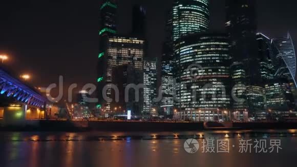 在金融区过夜。 摩天大楼，窗户里有光。 城市景观4K