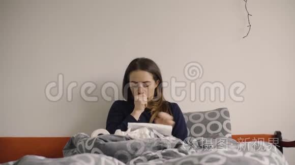 年轻女子在床上用纸巾吹鼻子视频