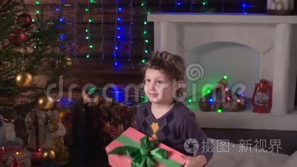 女孩高兴地扔了一个圣诞礼物视频