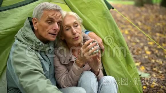 啦啦队老妇人和丈夫坐在帐篷里视频