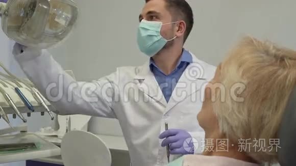 牙医打开牙科灯视频