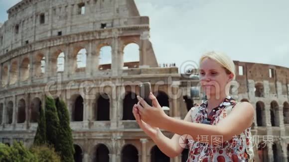 一个女人在罗马著名的竞技场的背景下被拍到
