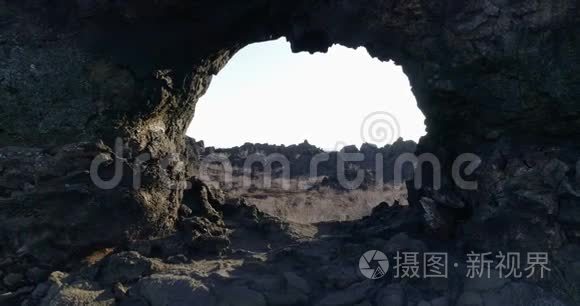 在冰岛独特的火山岩形成中飞行视频