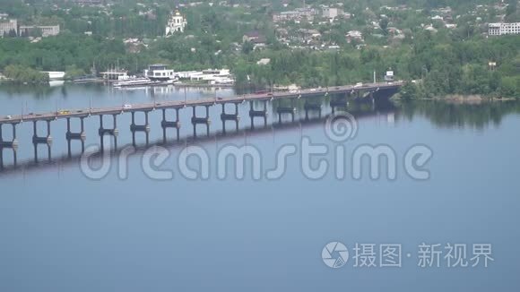 一座横跨河流的桥梁，汽车正在其上行驶，这座城市的一座长桥