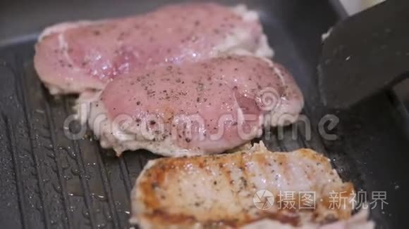 多汁的猪肉牛排用煎锅炒视频