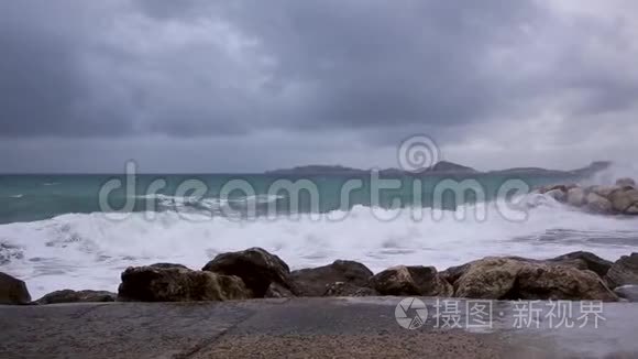 地中海海岸线上的暴风雨日视频