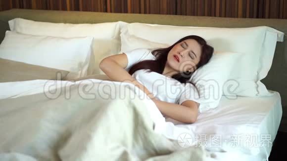 卧床胃痛妇女缓慢活动视频