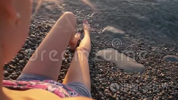 日出时女性赤脚在岸上