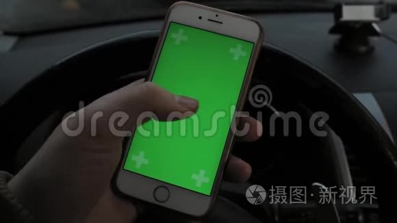 人手持手机智能手机，车内带色度键绿色屏幕
