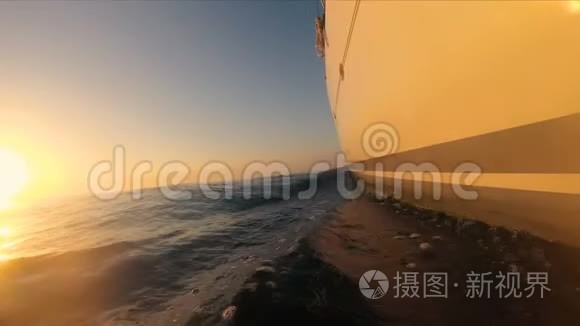 豪华游艇双体帆船在日落时在海浪上航行。