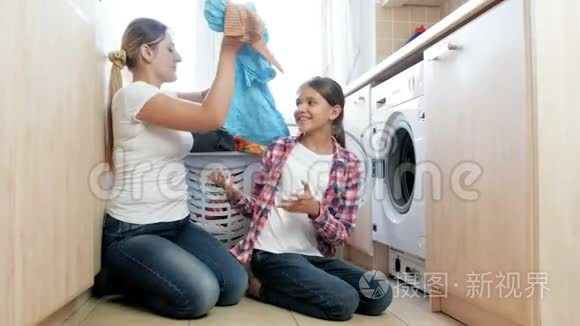 4k视频可爱的少女帮妈妈洗衣服