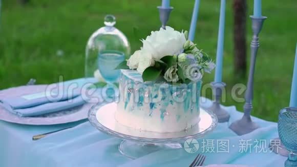 公园室外装饰餐桌上的婚礼蛋糕视频