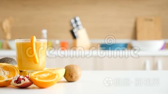 两杯健康排毒果汁放在桌上视频