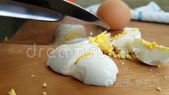 手刀在木板上切鸡蛋西红柿蛋白