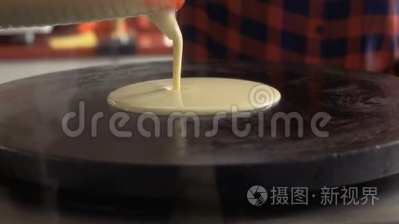 厨师把煎饼面团倒在热炉上视频