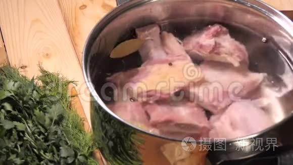 准备牛肉汤。 把配料放进锅里。