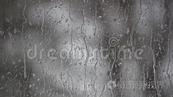 雨点滴在玻璃窗玻璃上视频