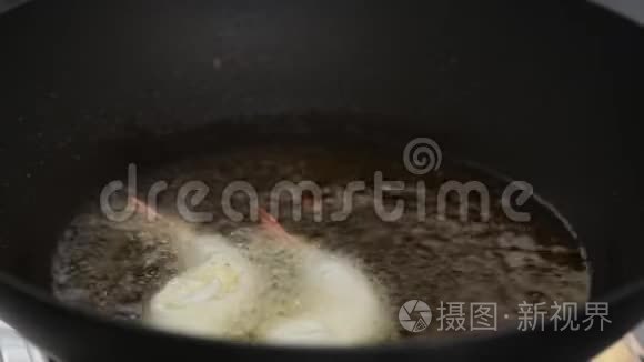 在热黑锅里用天妇罗面粉做炸虾