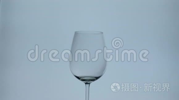 把红酒从瓶子里倒入酒杯视频