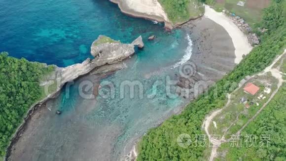 鸟瞰印尼巴厘岛阿图海滩努沙佩尼达岛绿色热带海岸.. 清澈湛蓝的海浪