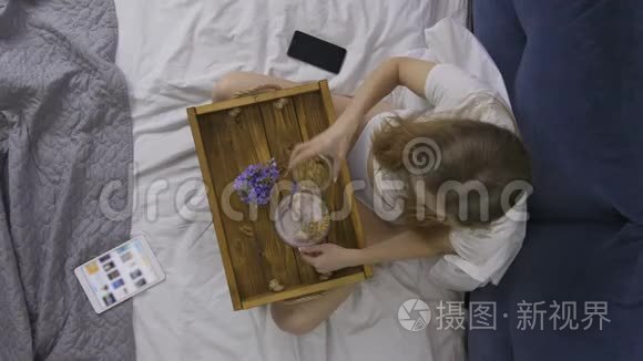 在床上吃健康早餐的顶景女士视频