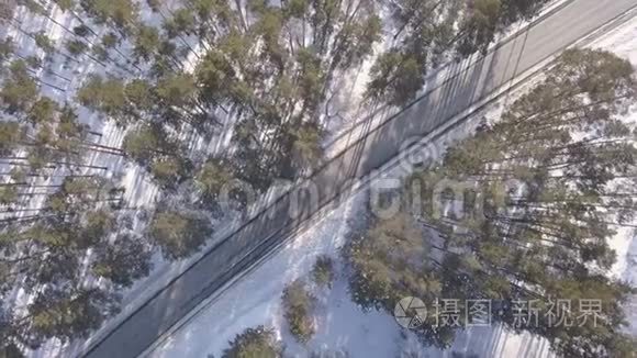 冬天有一辆移动汽车的雪道