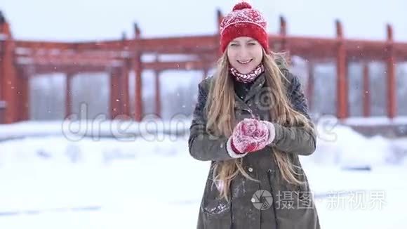 冬天的女人在雪地里打雪球视频