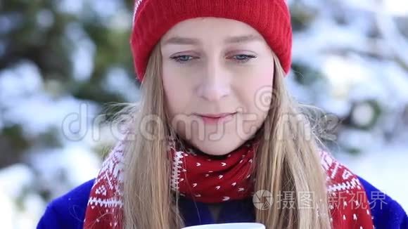 冬天喜欢咖啡香味的年轻女子视频