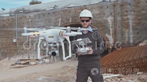 建筑工程师利用无人机在建筑工地进行空中摄影