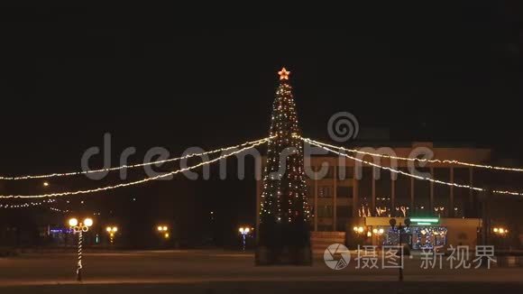 小镇广场中央孤独的圣诞树视频