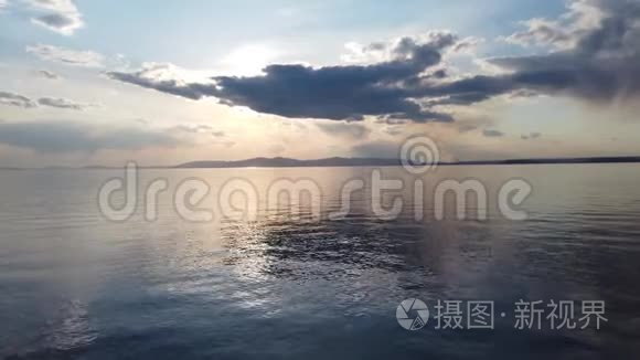 海景与平静的镜海映天..