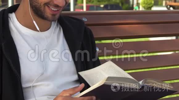 那个英俊的男人翻书页看书视频
