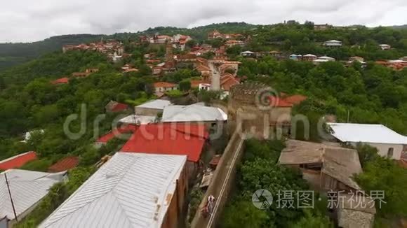 格鲁吉亚锡格纳吉镇中世纪堡垒和房屋的空中全景