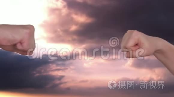 男人和女人在暴风雨的天空中闪电时碰拳头